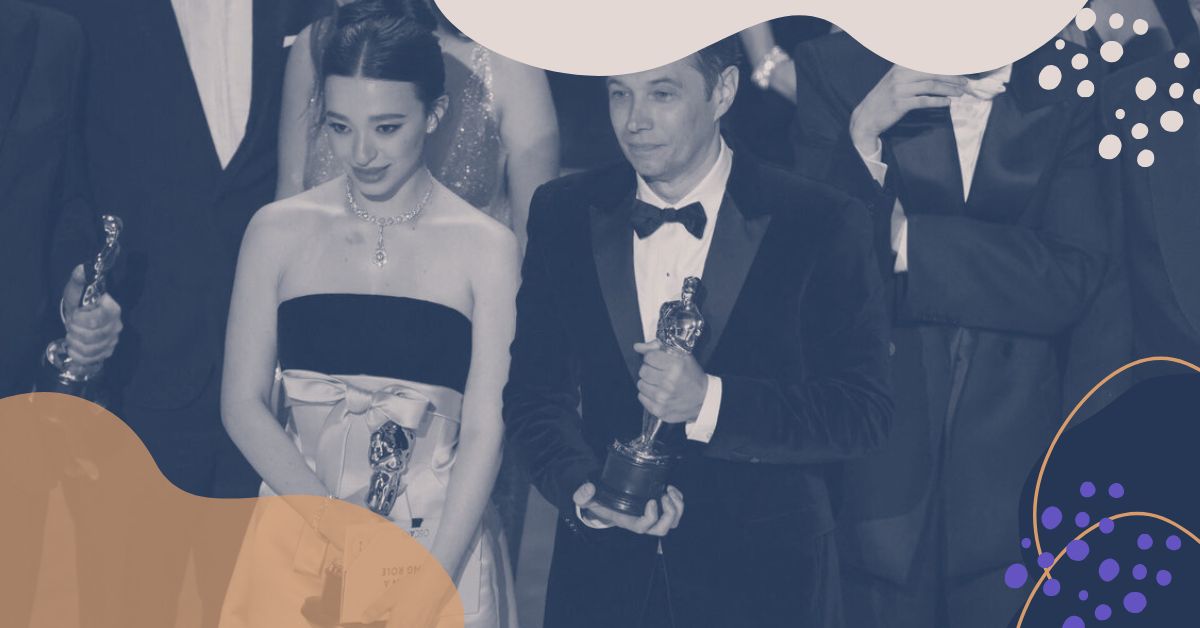 Mikey Madison y Sean Baker en los Oscars 2025 Mikey Madison y Sean Baker celebrando los 5 Oscars de Anora en 2025.