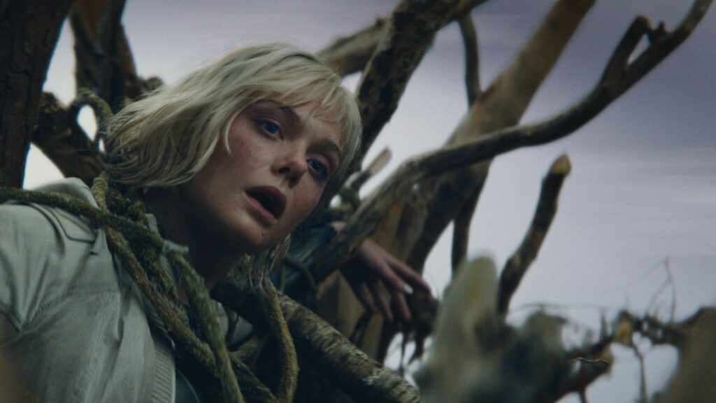 Elle Fanning en predator badlands