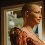 emma stone bugonia cabeza rapada personaje michelle fuller comedia ciencia ficción