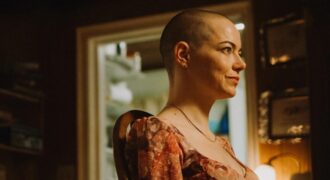 emma stone bugonia cabeza rapada personaje michelle fuller comedia ciencia ficción