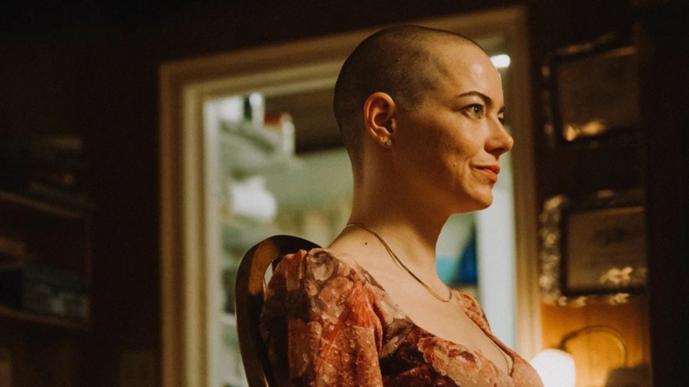 emma stone bugonia cabeza rapada personaje michelle fuller comedia ciencia ficción