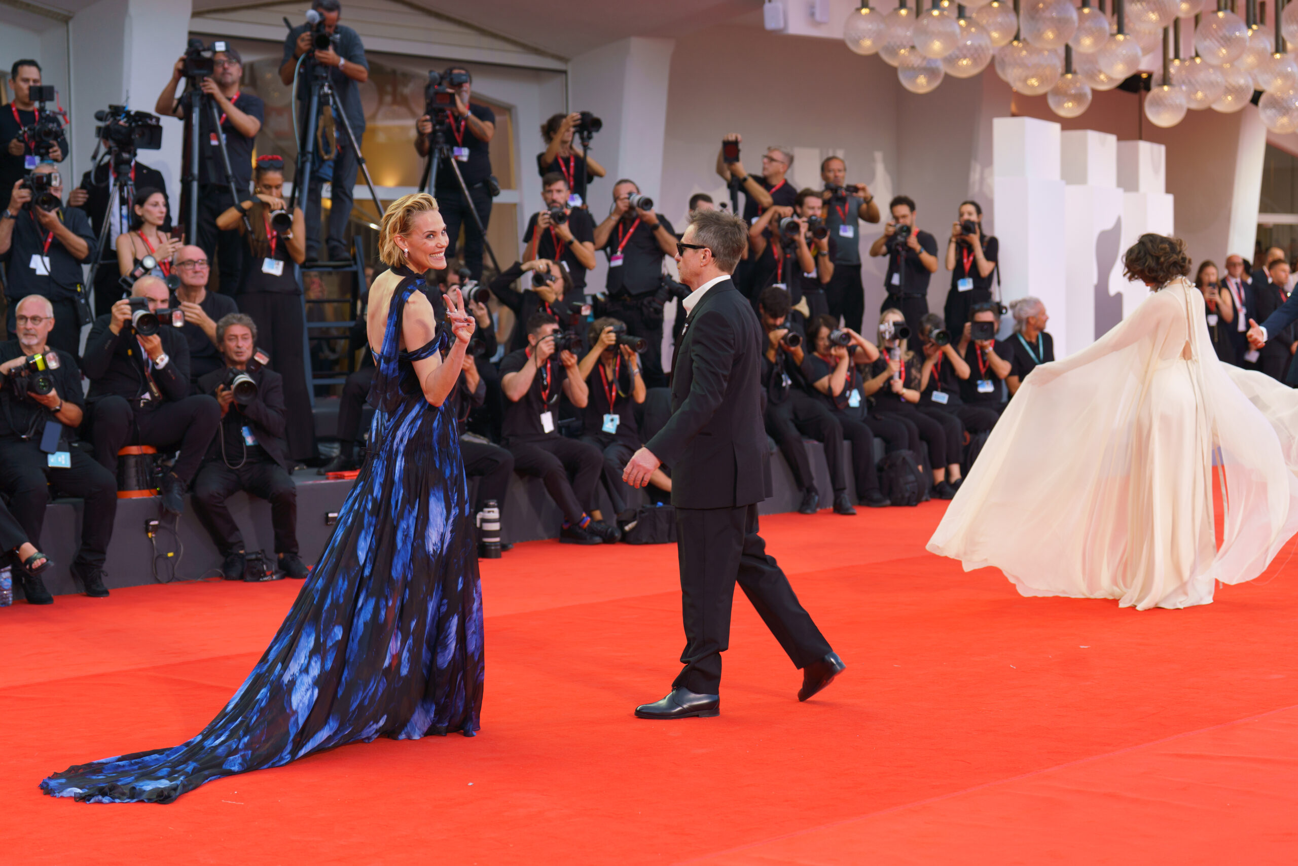 Leslie Bibb, Sam Rockwell y Parker Posey en el Festival de Venecia 2026