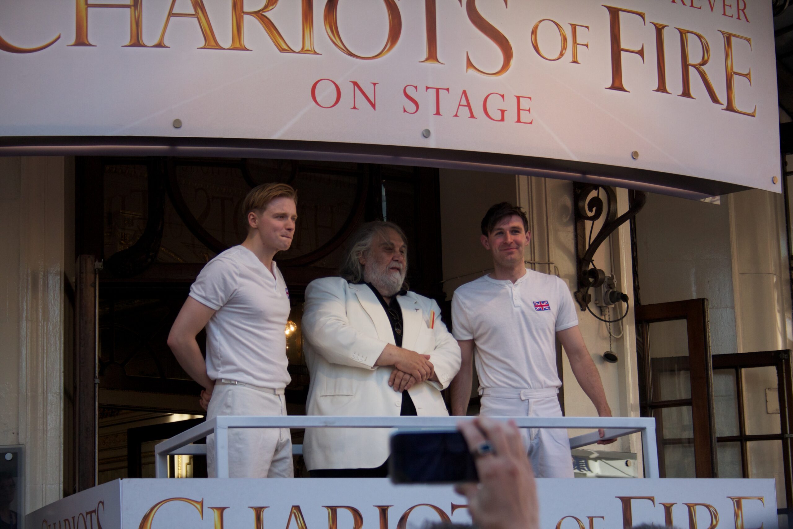 Jack Lowden junto a Vangelis y James McArdle en el relevo de la antorcha olímpica de Londres 2012