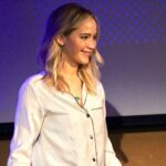 Jennifer Lawrence sonriendo en un evento público en 2018