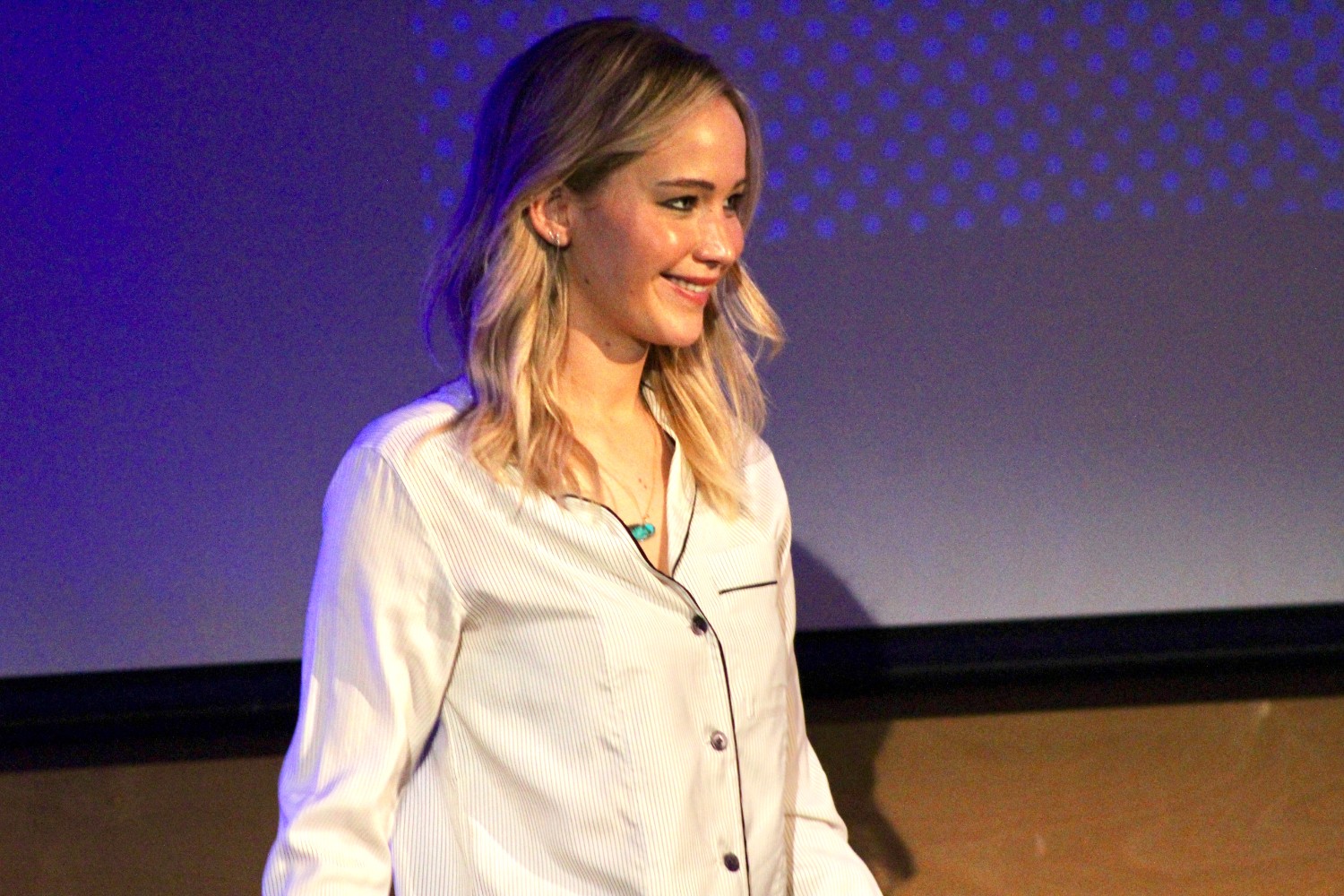 Jennifer Lawrence sonriendo en un evento público en 2018