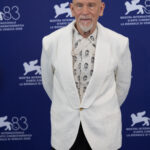 John Malkovich en la alfombra roja del Festival de Venecia 2026