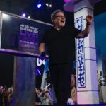 Jon Favreau en un panel del Star Wars Celebration 2025 en Japón