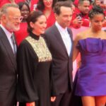 Matthew Rhys en una alfombra roja junto a otros actores