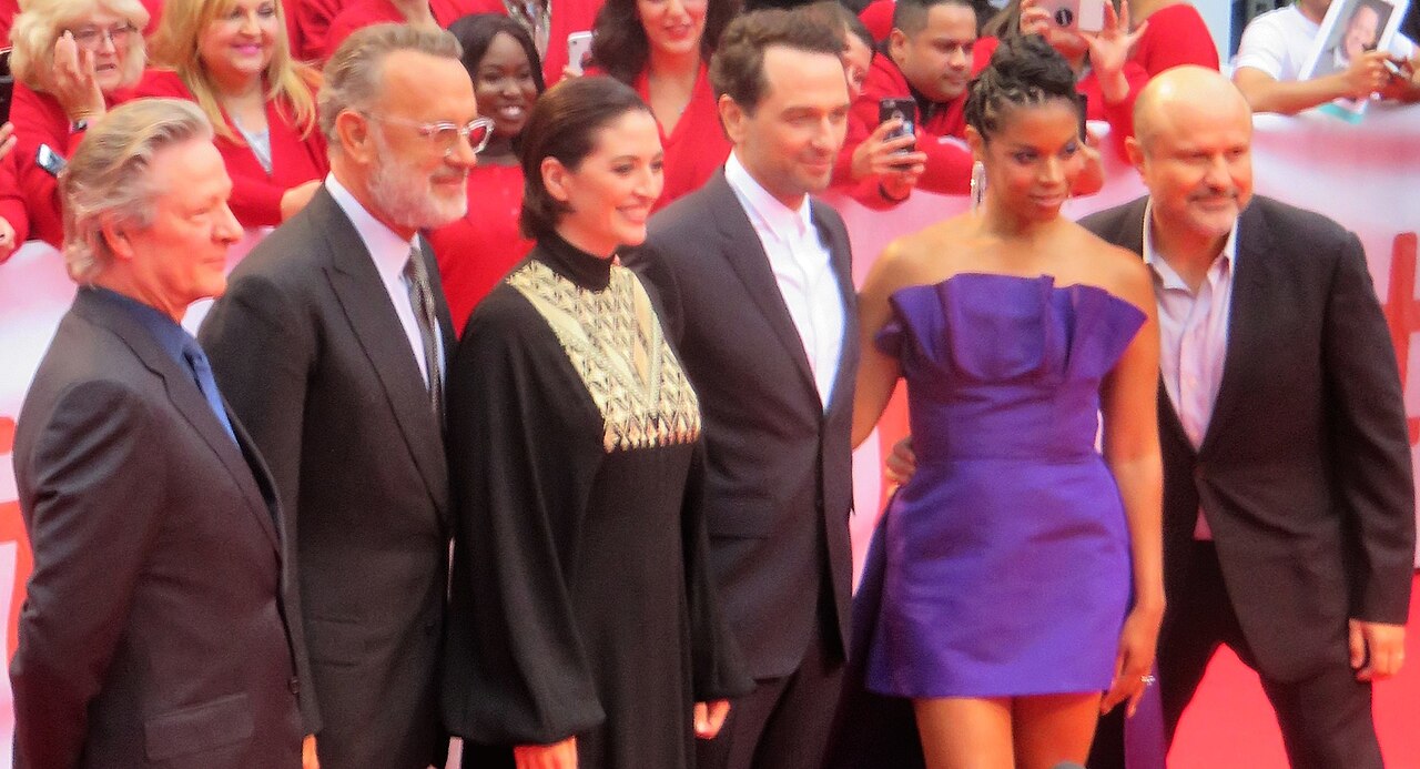 Matthew Rhys en una alfombra roja junto a otros actores