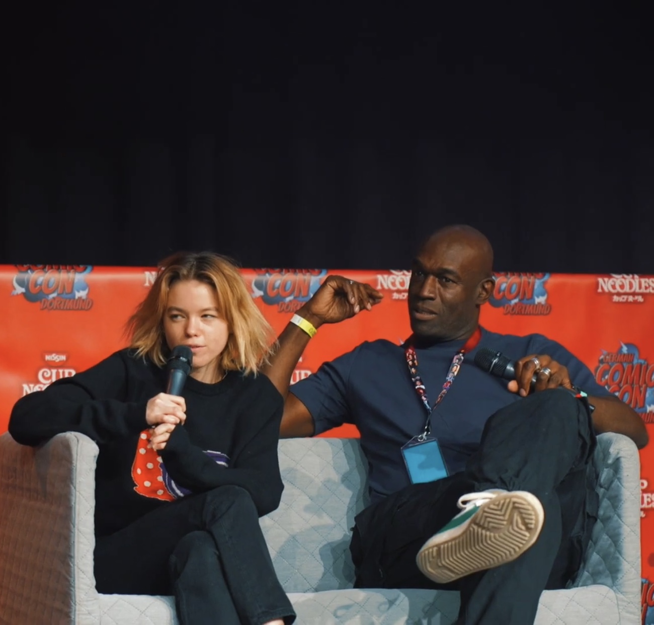 Milly Alcock junto a Steve Toussaint en un panel del German Comic Con 2022