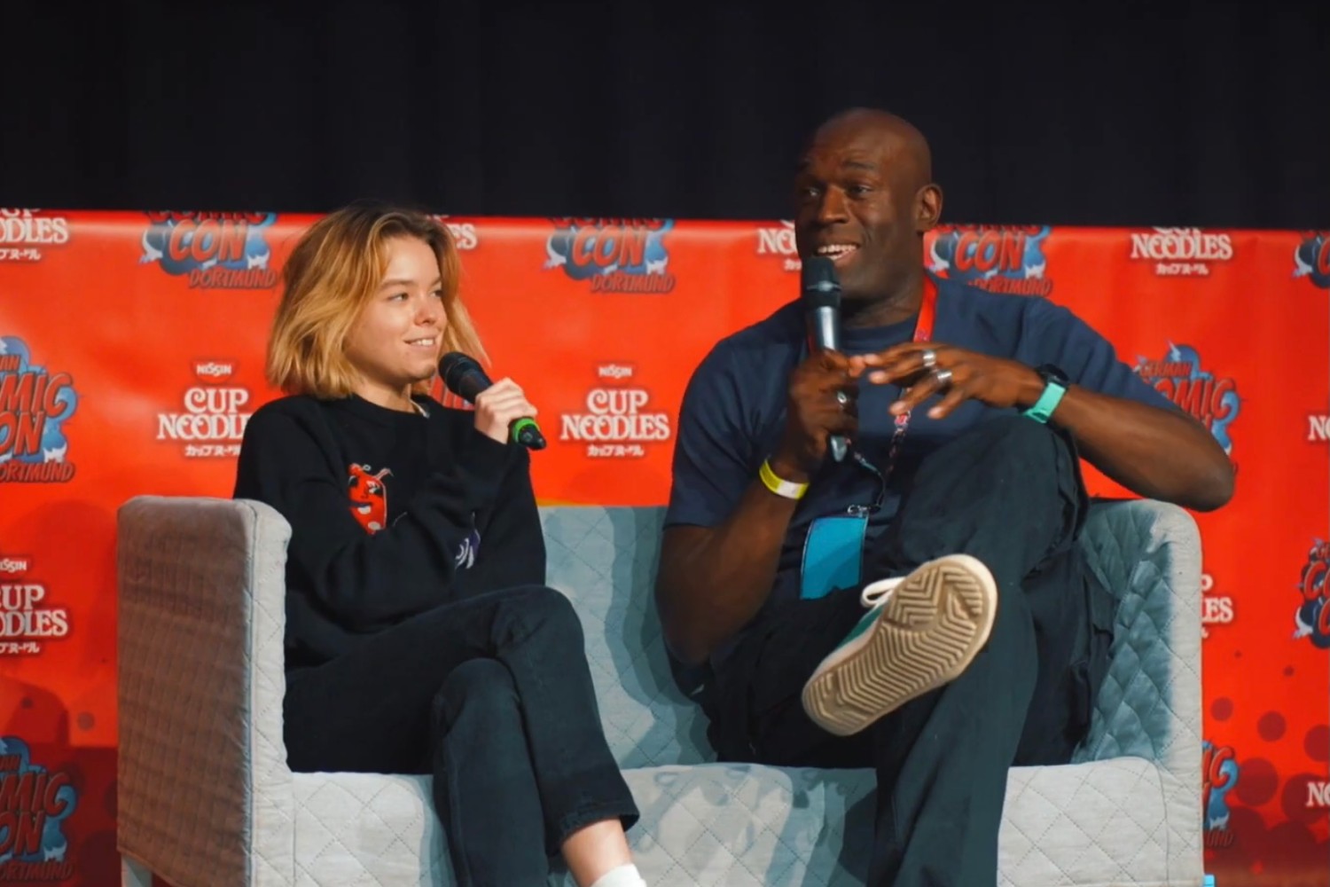 Milly Alcock, actriz que interpreta a Supergirl, en un panel del German Comic Con 2022