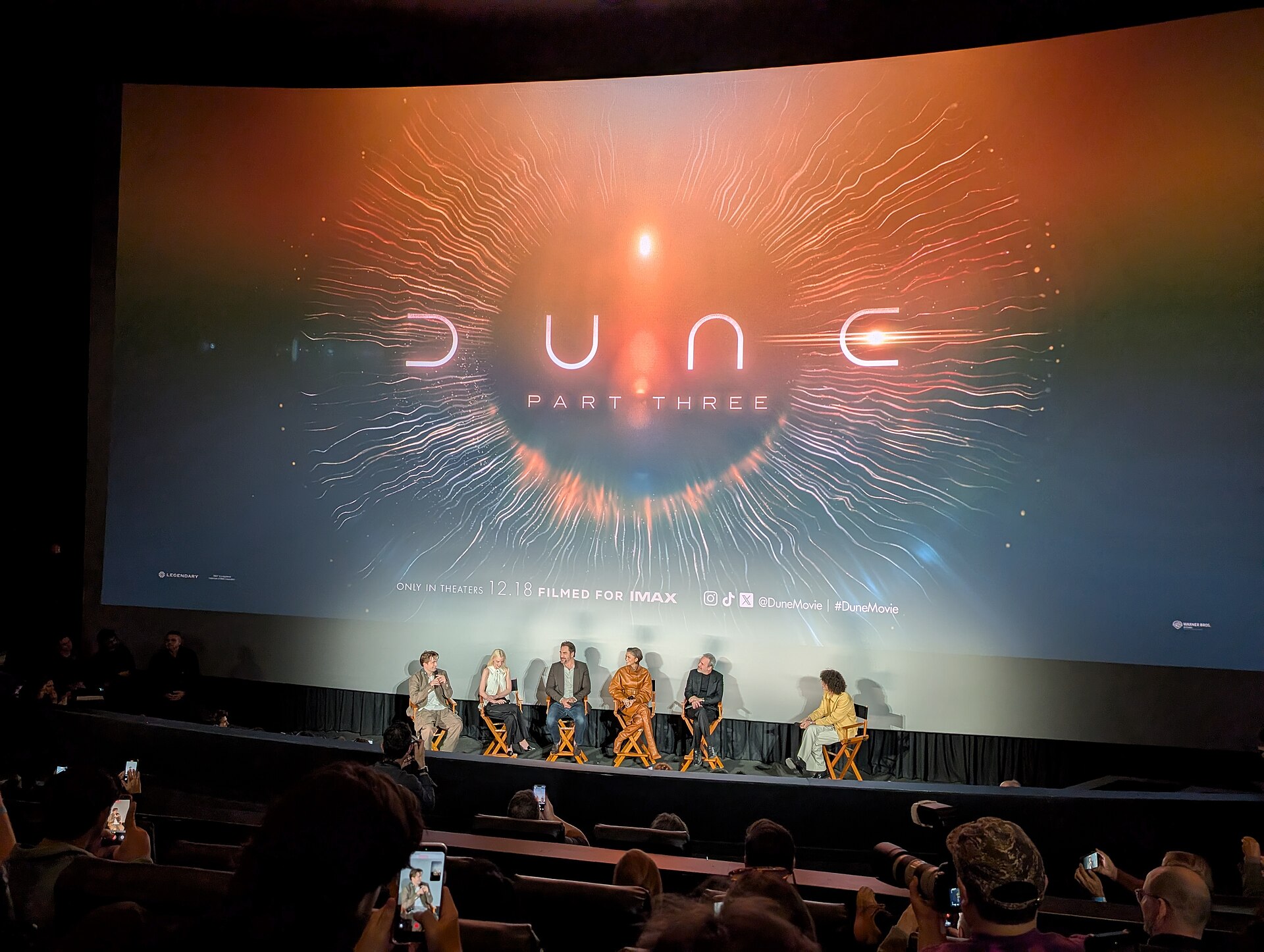 Robert Pattinson junto a Anya Taylor-Joy, Javier Bardem, Zendaya y Denis Villeneuve en el evento de lanzamiento del tráiler de Dune Part Three en marzo de 2026