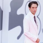 Robert Pattinson posa en la alfombra roja del Festival de Venecia 2026 durante la presentación de Primetime