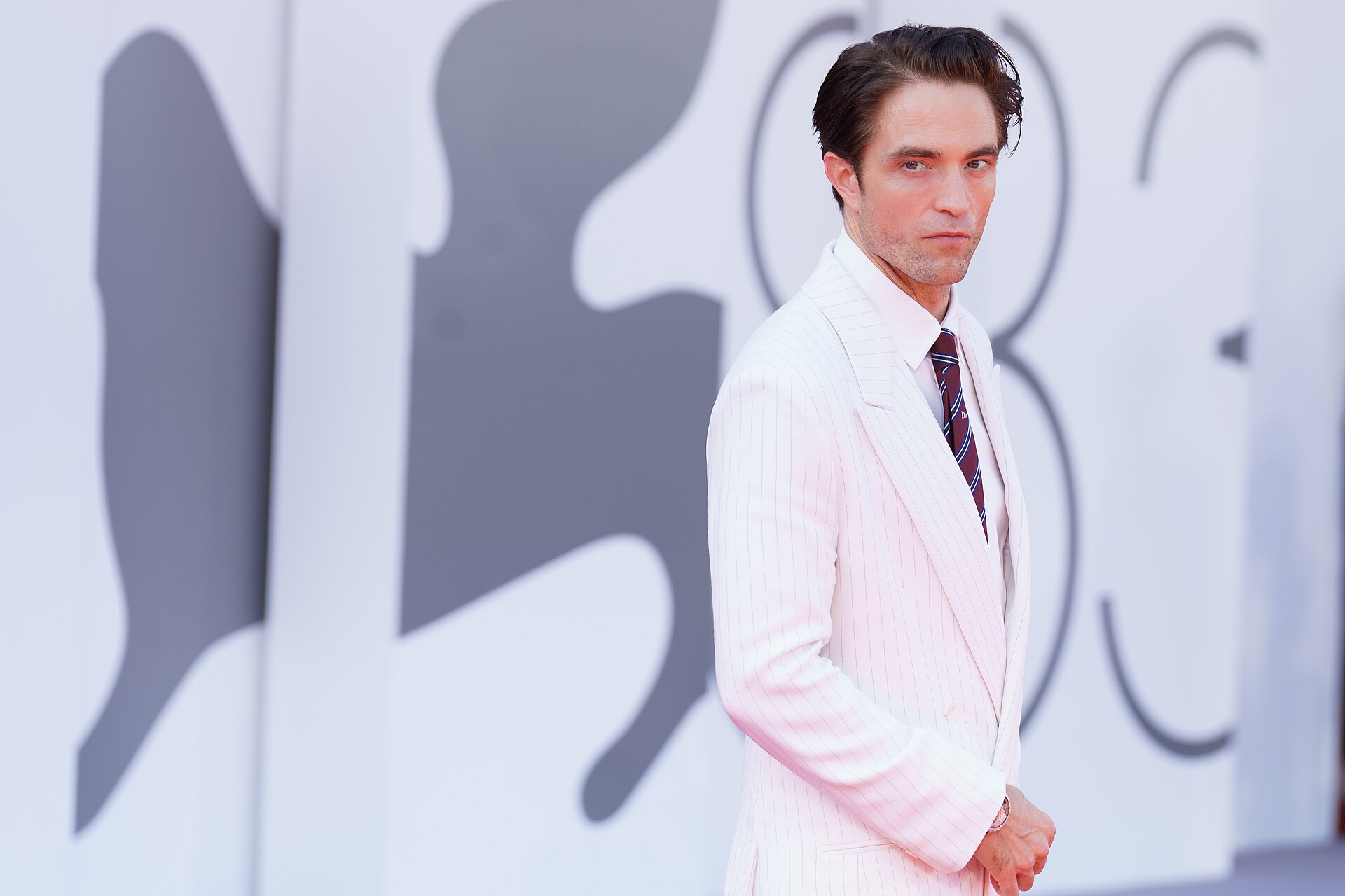Robert Pattinson posa en la alfombra roja del Festival de Venecia 2026 durante la presentación de Primetime