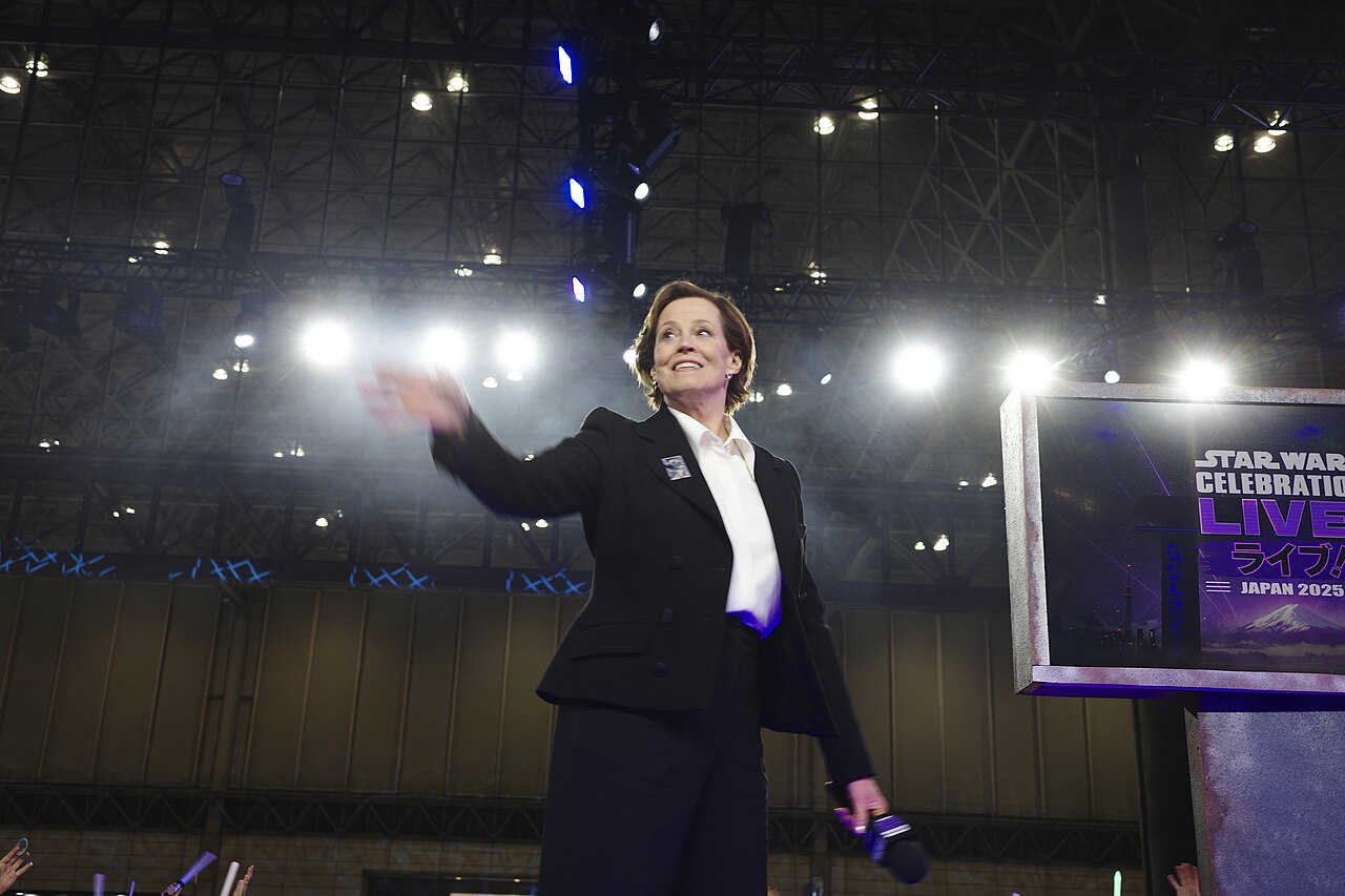Sigourney Weaver hablando en un panel del Star Wars Celebration 2025 en Japón